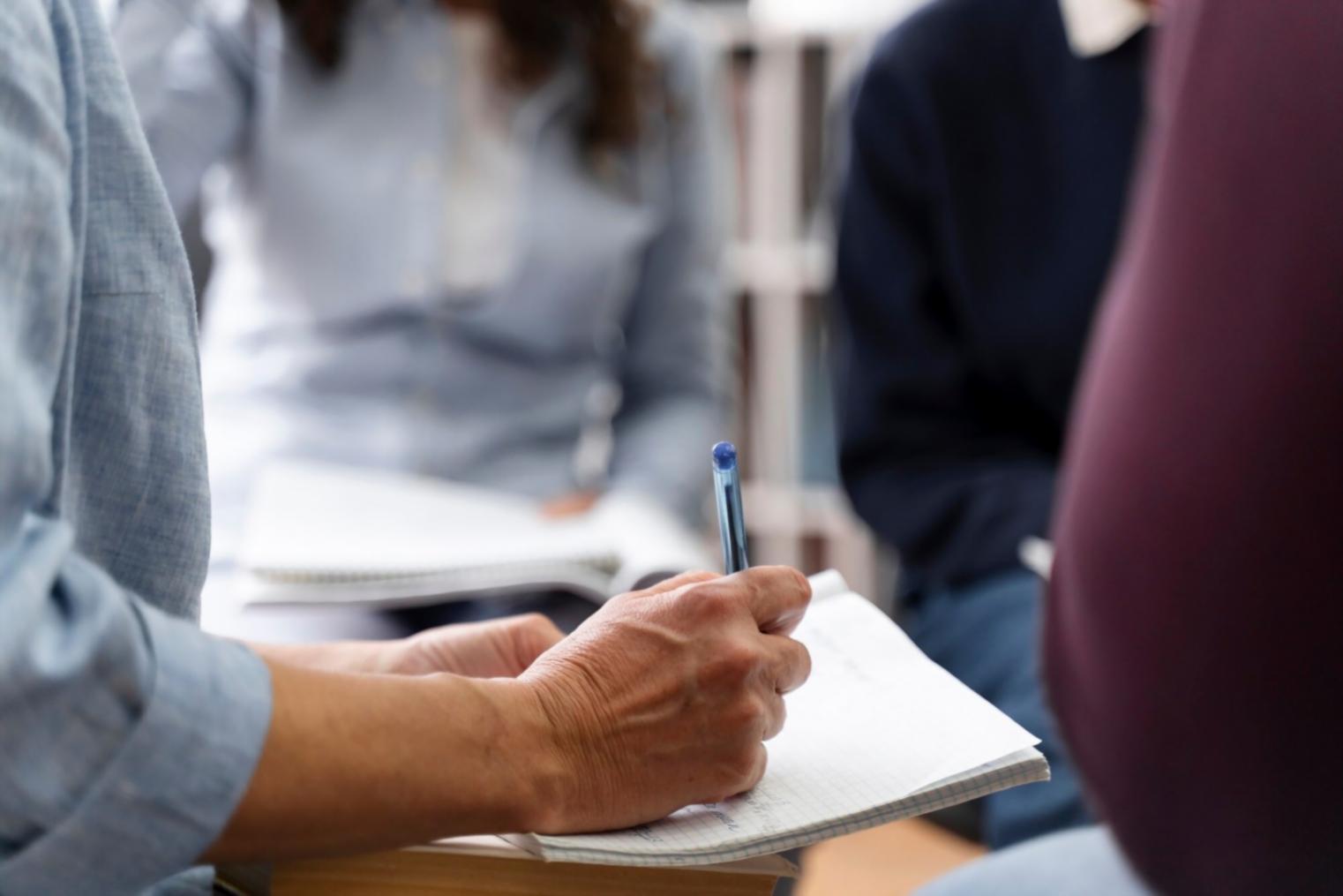 Ambiente di lavoro con codice e documentazione tecnica